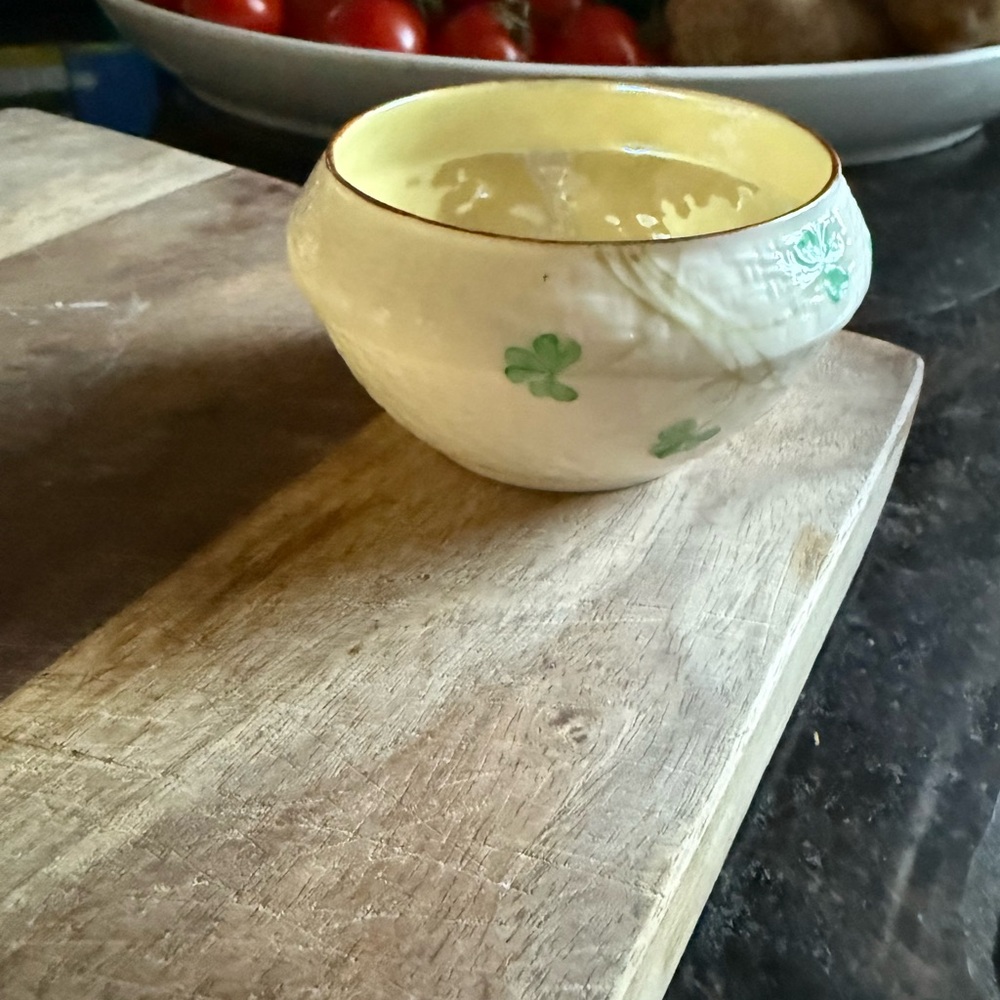 Vintage Irish Belleek Cream and Green Shamrock creamer and bowl - Picture 6 of 6